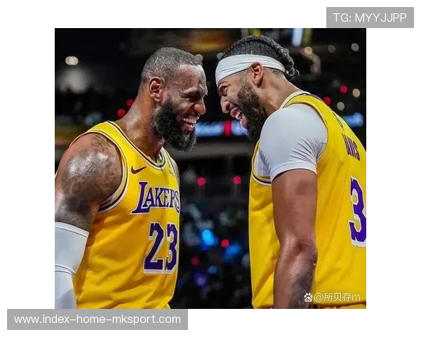 詹姆斯连续三场高光，戴维斯状态火热！，詹姆斯是戴维斯的偶像