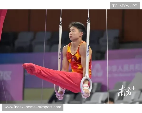 体操小将练劈叉劈到哭