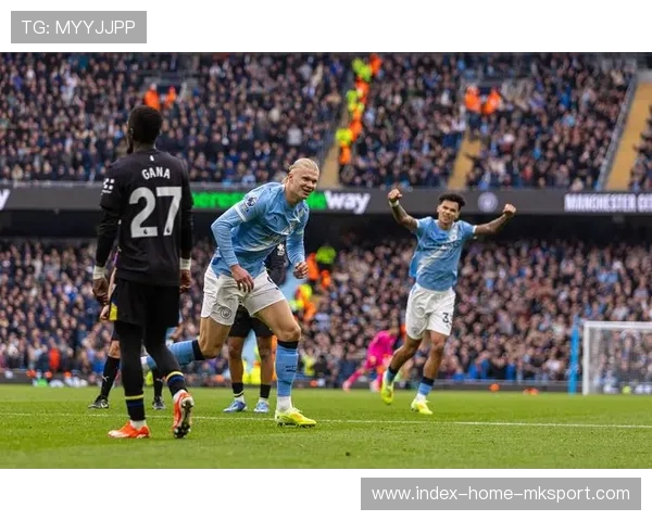 哈兰德在公开训练课上与学童互动频频被赞为好球员 哈兰德在公开训练课上与学童互动频频被赞为好球员