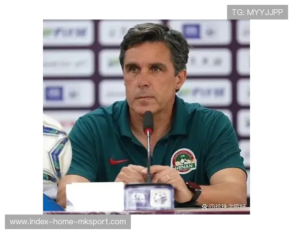 河南队拉莫斯强化压迫,前场三人夹抢抢到球权 河南队拉莫斯强化压迫,前场三人夹抢抢到球权